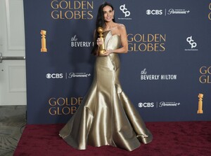demi-moore-wins-best-actress-at-golden-globes-2025-4.jpg