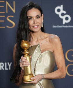 demi-moore-wins-best-actress-at-golden-globes-2025-8.jpg