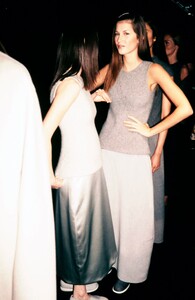 donnakaranfw1998backstage2.thumb.JPG.a6dfec63c2aa1ee5f534a5f590c3109d.JPG