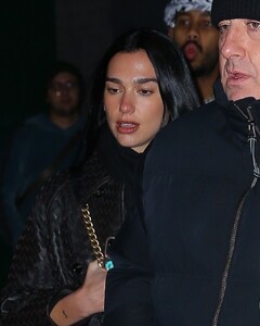 dua-lipa-spotted-in-black-ensemble-in-nyc-12.13.2024-0.jpg