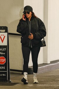eva-longoria-picks-up-car-post-pampering-session-in-beverly-hills-02.01.2025-6.jpg