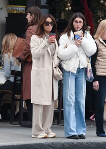 eva-longoria-sips-coffee-and-shops-in-style-at-alo-store-in-beverly-hills-12.27.2024-1.jpg