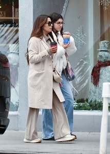 eva-longoria-sips-coffee-and-shops-in-style-at-alo-store-in-beverly-hills-12.27.2024-3.jpg