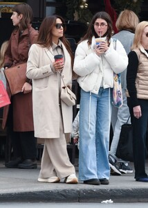 eva-longoria-sips-coffee-and-shops-in-style-at-alo-store-in-beverly-hills-12.27.2024-5.jpg