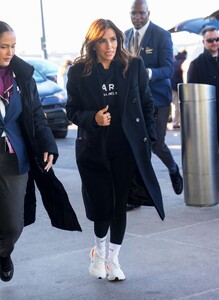 eva-longoria-spotted-out-and-about-in-new-york-city-01.14.2025-0.jpg