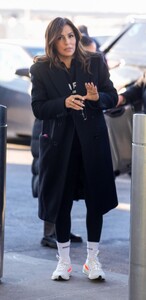 eva-longoria-spotted-out-and-about-in-new-york-city-01.14.2025-1.jpg