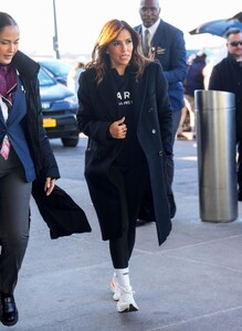 eva-longoria-spotted-out-and-about-in-new-york-city-01.14.2025-2.jpg