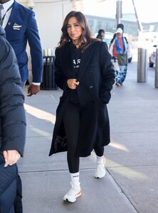eva-longoria-spotted-out-and-about-in-new-york-city-01.14.2025-3.jpg