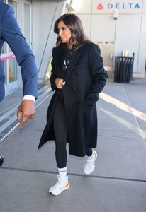 eva-longoria-spotted-out-and-about-in-new-york-city-01.14.2025-5.jpg
