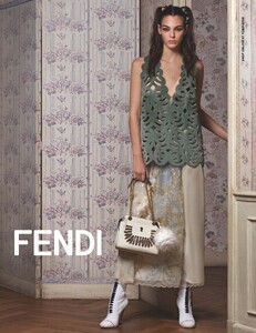 fendi-spring-summer-2017-07-vittoria-cheretti-by-karl-lagerfeld.thumb.jpg.cd546aa58d2061dbc3ec758d8c433037.jpg
