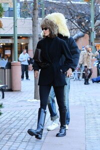 hailey-bieber-and-kendall-jenner-enjoy-coffee-before-ski-fitting-01.15.2025-12.jpg