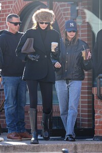 hailey-bieber-and-kendall-jenner-enjoy-coffee-before-ski-fitting-01.15.2025-15.jpg