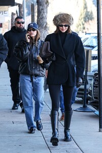 hailey-bieber-and-kendall-jenner-enjoy-coffee-before-ski-fitting-01.15.2025-16.jpg