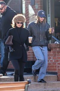 hailey-bieber-and-kendall-jenner-enjoy-coffee-before-ski-fitting-01.15.2025-2.jpg