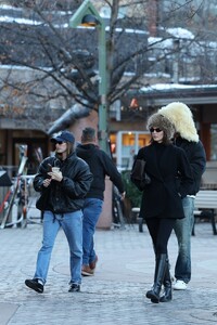 hailey-bieber-and-kendall-jenner-enjoy-coffee-before-ski-fitting-01.15.2025-6.jpg