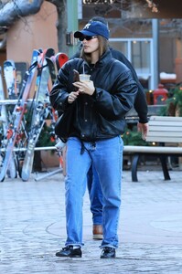 hailey-bieber-and-kendall-jenner-enjoy-coffee-before-ski-fitting-01.15.2025-7.jpg