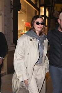 hailey-bieber-s-babushka-moment-old-hollywood-meets-street-style-in-nyc-1.jpg