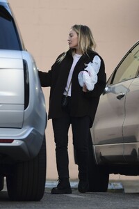 hilary-duff-and-matthew-koma-run-errands-together-in-los-angeles-12.30.2024-0.jpg