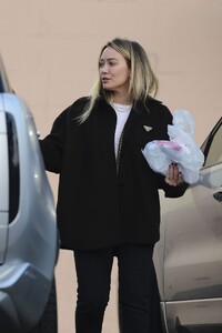 hilary-duff-and-matthew-koma-run-errands-together-in-los-angeles-12.30.2024-1.jpg