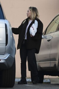 hilary-duff-and-matthew-koma-run-errands-together-in-los-angeles-12.30.2024-2.jpg