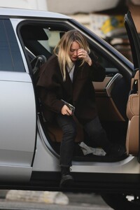 hilary-duff-and-matthew-koma-run-errands-together-in-los-angeles-12.30.2024-3.jpg