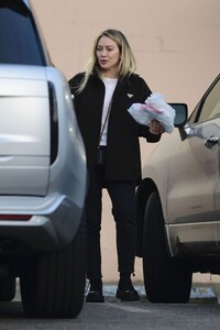hilary-duff-and-matthew-koma-run-errands-together-in-los-angeles-12.30.2024-4.jpg