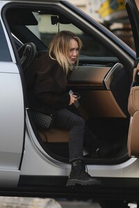 hilary-duff-and-matthew-koma-run-errands-together-in-los-angeles-12.30.2024-5.jpg