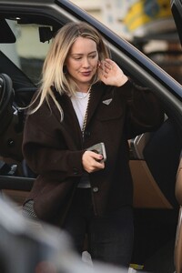 hilary-duff-and-matthew-koma-run-errands-together-in-los-angeles-12.30.2024-6.jpg