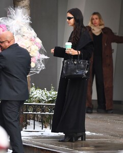 irina-shayk-s-birthday-glamour-hermes-birkin-ruched-lbd-and-that-mysterious-rose-bouquet-4.jpg
