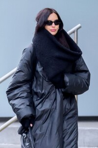 irina-shayk-s-stylish-nyc-stroll-01.15.2025-2.jpg