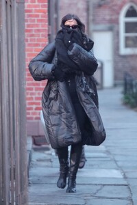 irina-shayk-s-stylish-nyc-stroll-01.15.2025-6.jpg