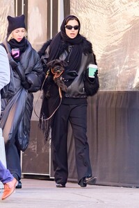 irina-shayk-s-stylish-stroll-in-new-york-city-01.08.2025-4.jpg