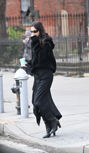 irina-shayk-spotted-on-morning-walk-in-nyc-12.09.2024-2.jpg