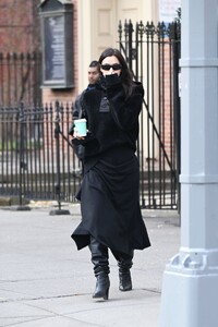 irina-shayk-spotted-on-morning-walk-in-nyc-12.09.2024-3.jpg