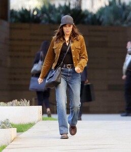jennifer-garner-spotted-in-la-01.21.2025-6.jpg