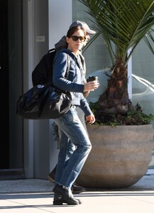 jennifer-garner-volunteers-to-feed-la-firefighters-01.10.2025-2.jpg