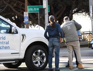 jennifer-garner-volunteers-to-feed-la-firefighters-01.10.2025-4.jpg