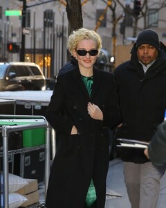 julia-garner-arrives-at-live-with-kelly-and-mark-in-nyc-01.22.2025-0.jpg