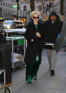 julia-garner-arrives-at-live-with-kelly-and-mark-in-nyc-01.22.2025-1.jpg