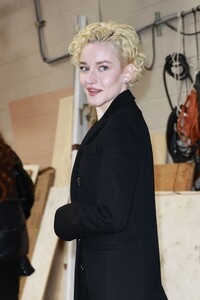 julia-garner-arrives-at-live-with-kelly-and-mark-in-nyc-01.22.2025-3.jpg