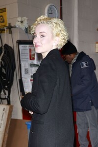 julia-garner-arrives-at-live-with-kelly-and-mark-in-nyc-01.22.2025-4.jpg