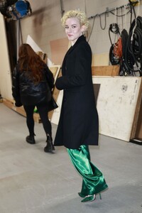 julia-garner-arrives-at-live-with-kelly-and-mark-in-nyc-01.22.2025-5.jpg