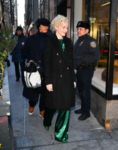 julia-garner-spotted-in-new-york-city-01.22.2025-4.jpg