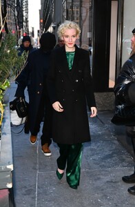 julia-garner-spotted-in-new-york-city-01.22.2025-5.jpg