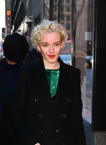 julia-garner-spotted-in-new-york-city-01.22.2025-6.jpg