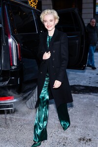 julia-garner-spotted-in-new-york-city-01.22.2025-7.jpg