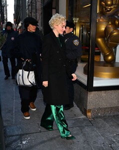 julia-garner-spotted-in-new-york-city-01.22.2025-8.jpg