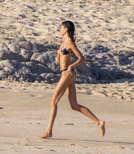 kaia-gerber-brings-the-heat-in-los-cabos-on-new-year-s-day-01.01.2025-0.jpg
