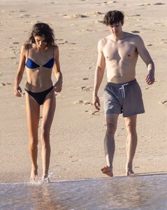 kaia-gerber-brings-the-heat-in-los-cabos-on-new-year-s-day-01.01.2025-1.jpg
