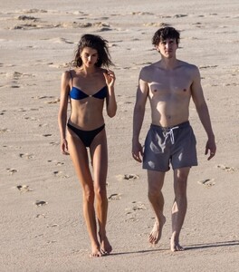 kaia-gerber-brings-the-heat-in-los-cabos-on-new-year-s-day-01.01.2025-6.jpg